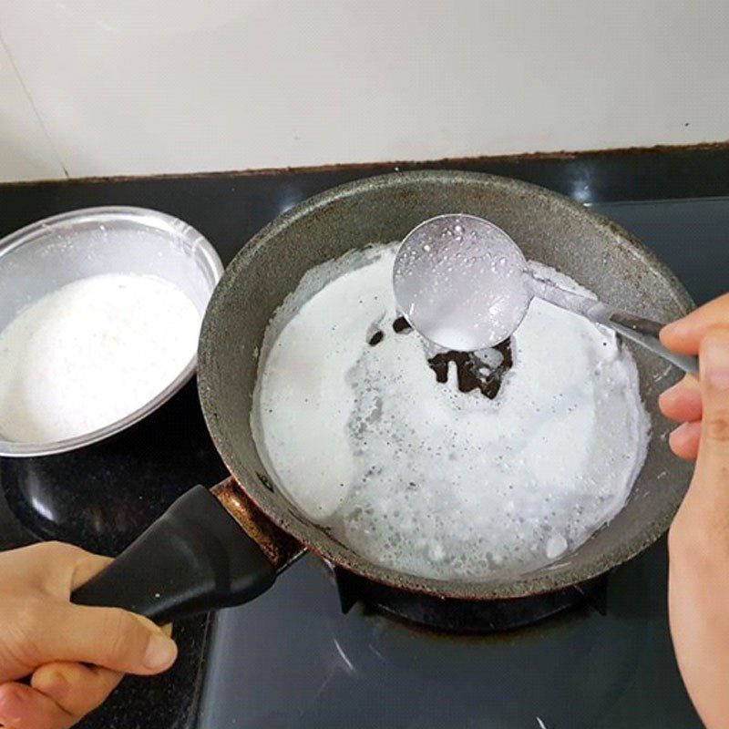 Step 2 Spread the wet cake using a non-stick pan Wet cake with roasted pork