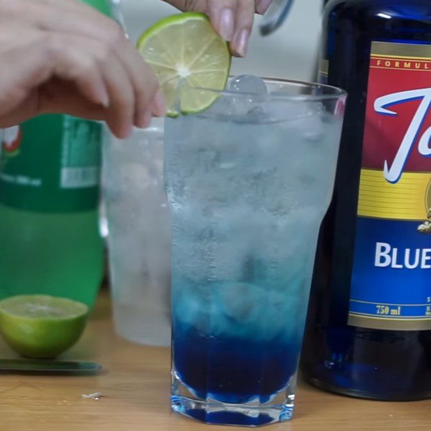 Step 3 Garnish Blue Sky Soda