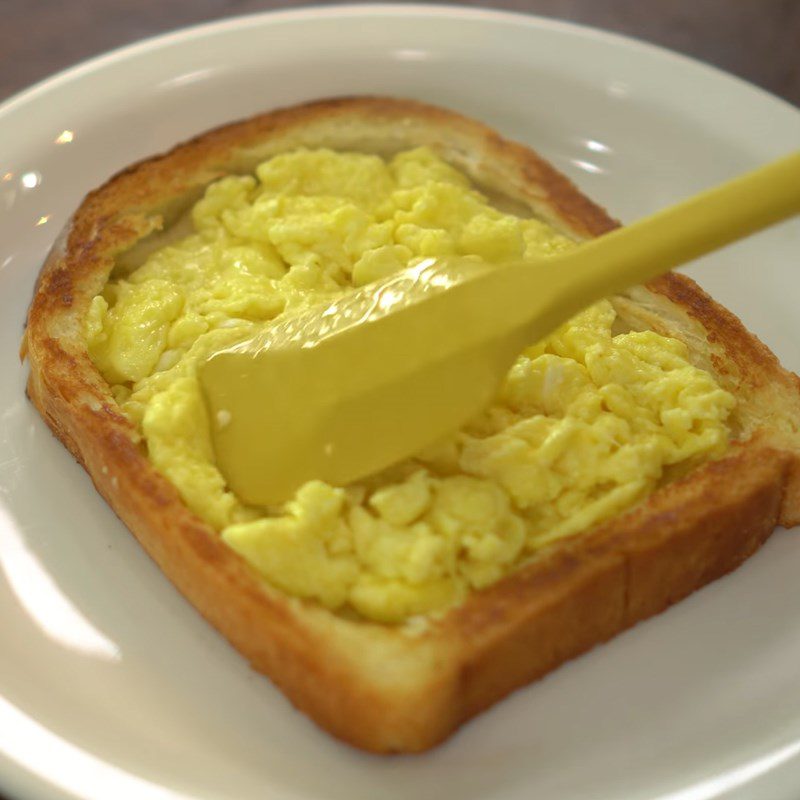 Step 5 Decorating the cake Toasted sandwich bread with caramel banana eggs