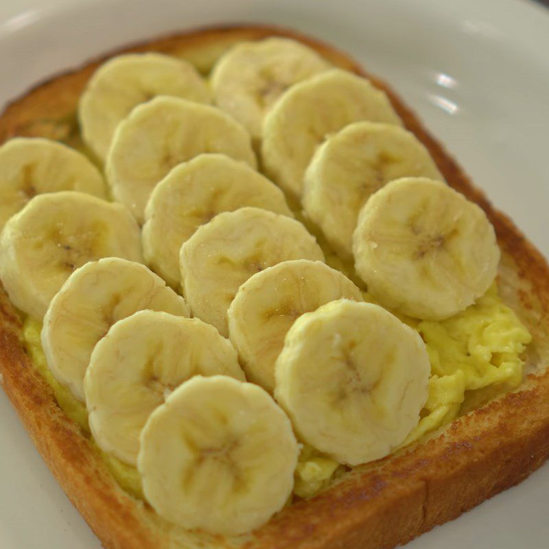 Step 5 Decorating the cake Toasted sandwich bread with caramel banana eggs