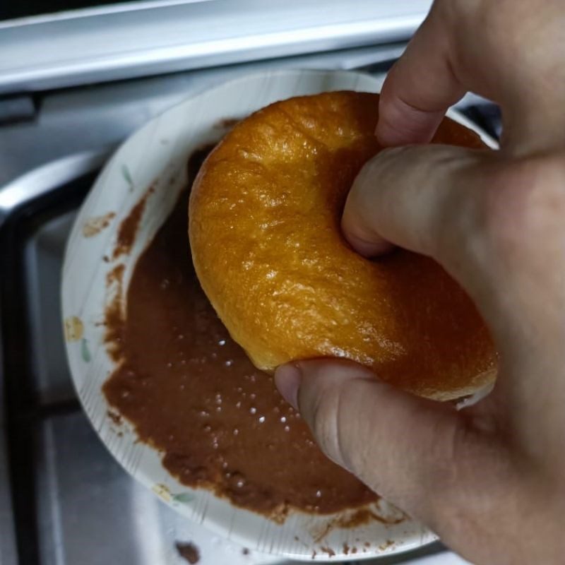 Step 5 Decorating donuts with a non-stick pan