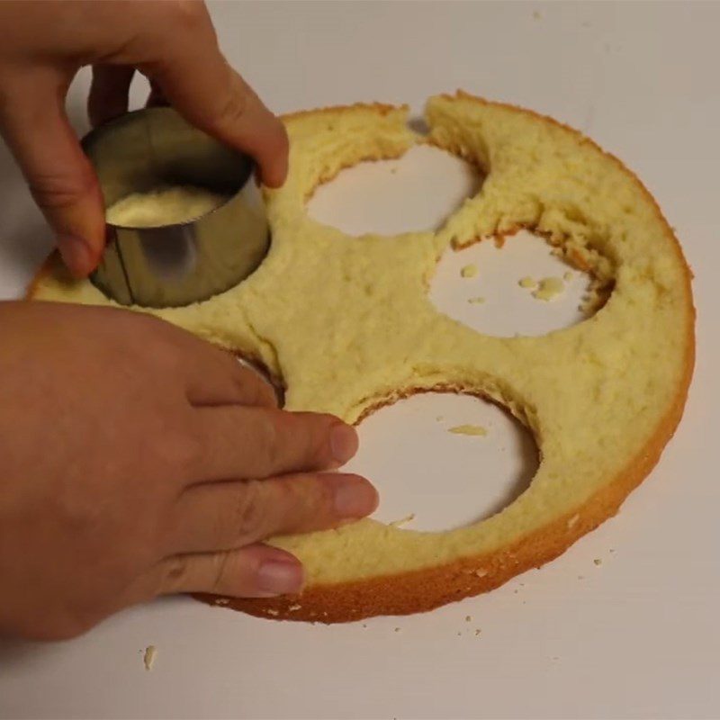 Step 5 Decorating the Cake Pumpkin-shaped Cake