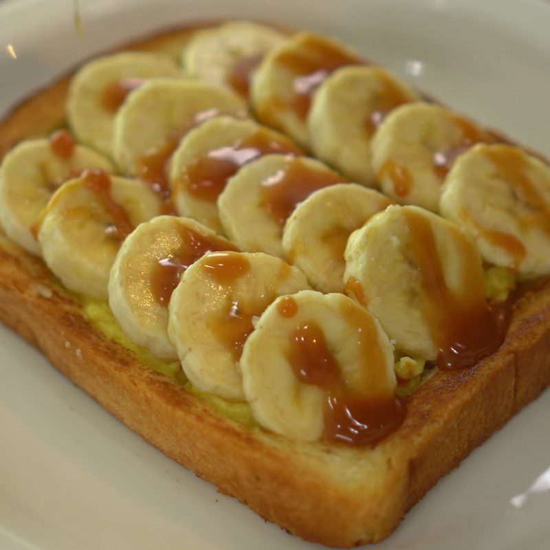 Step 5 Decorating the cake Toasted sandwich bread with caramel banana eggs