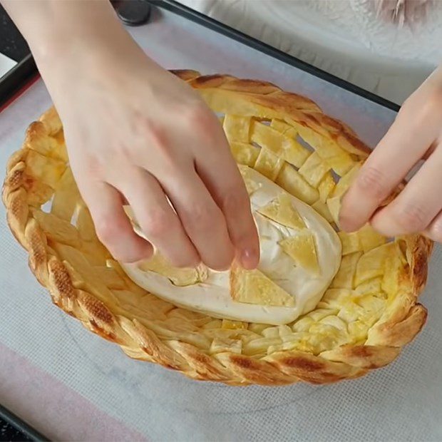 Step 9 Decorating the cake Fruit tart in the shape of a basket