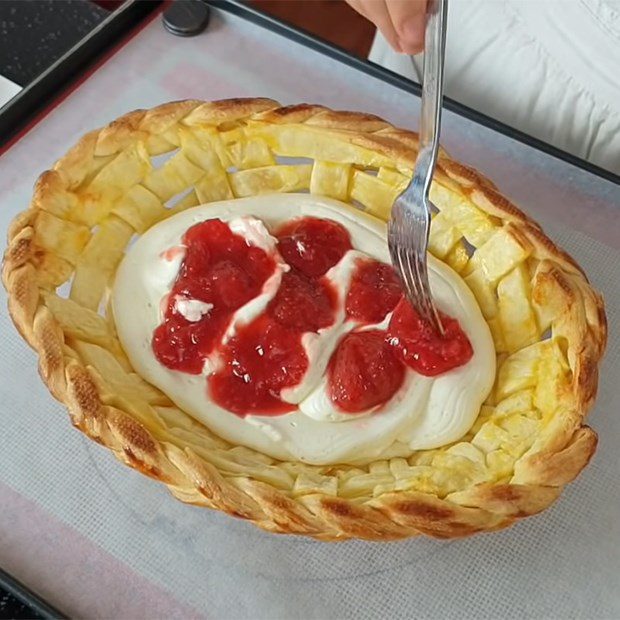 Step 9 Decorating the cake Fruit tart in the shape of a basket