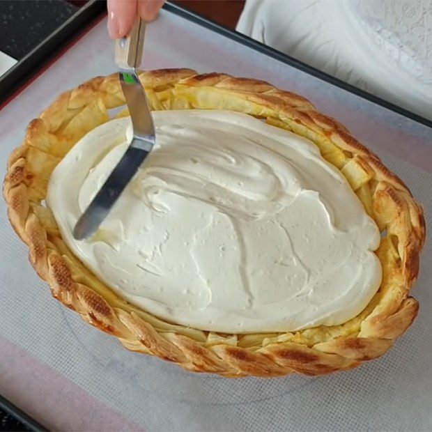 Step 9 Decorating the cake Fruit tart in the shape of a basket