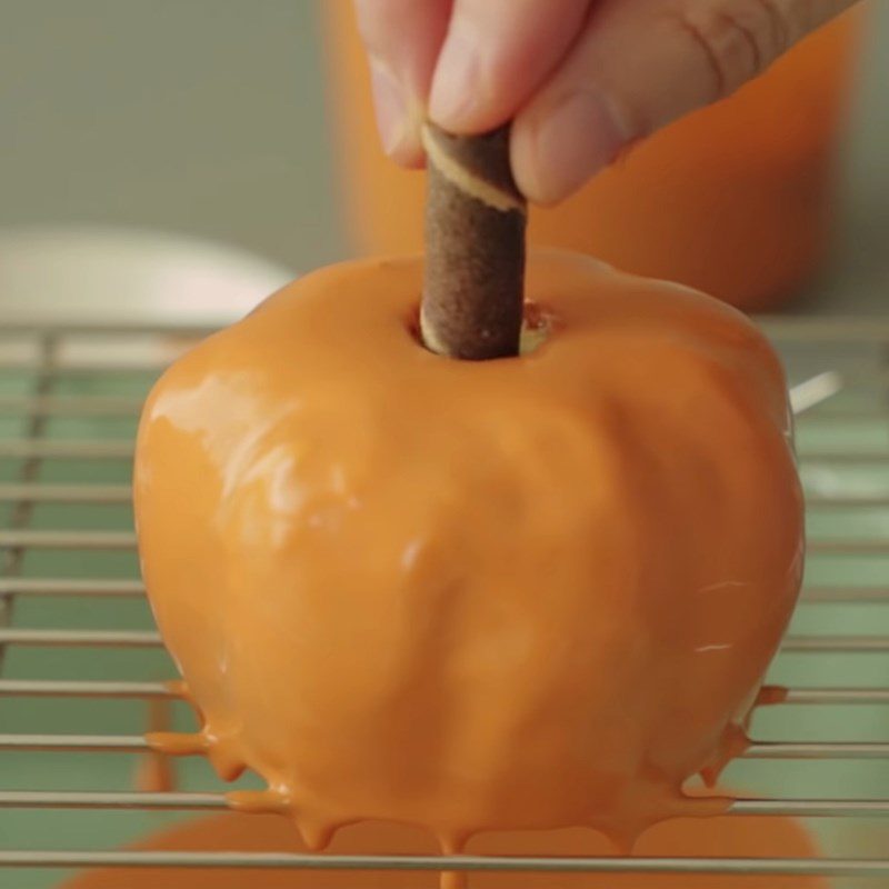 Step 8 Decorating the pumpkin-shaped pumpkin cake