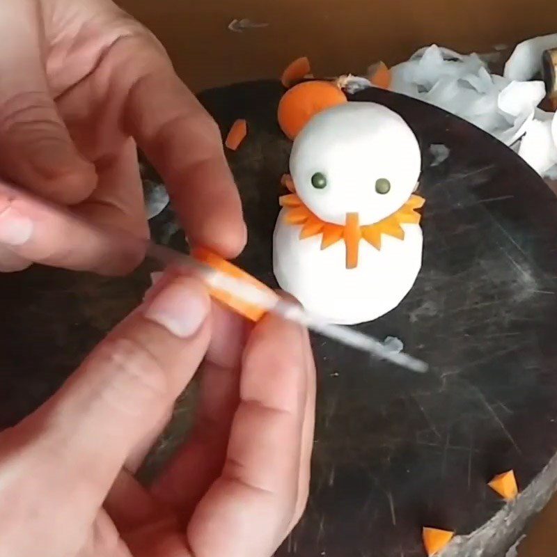 Step 2 Decorating the details How to make a snowman with white radish, carrot