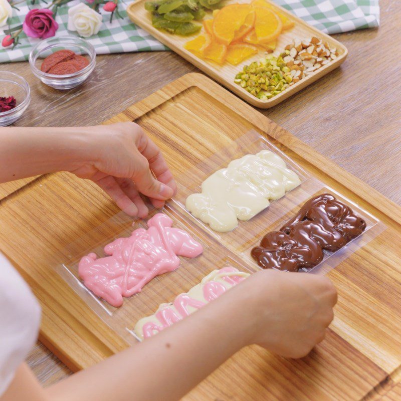 Step 3 Decorating chocolate Chocolate bark fruit