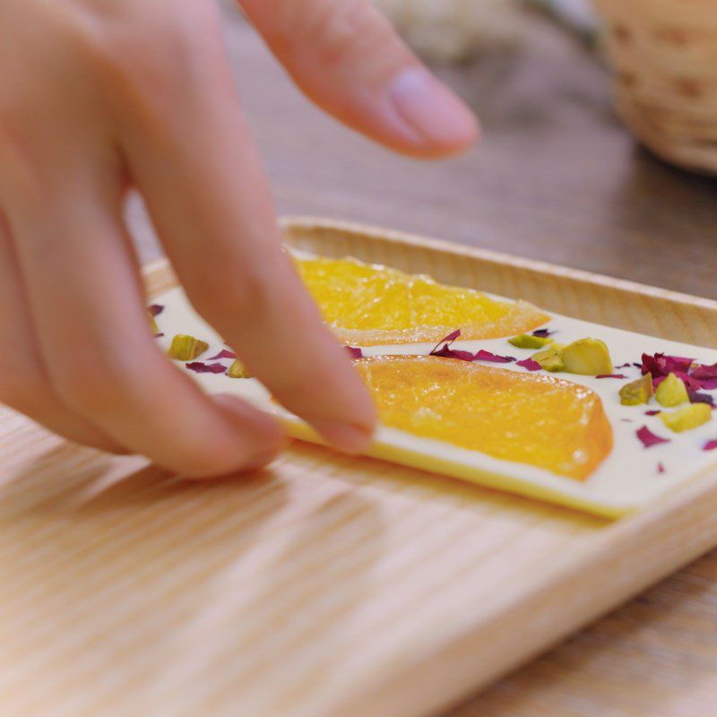 Step 3 Decorating chocolate Chocolate bark fruit