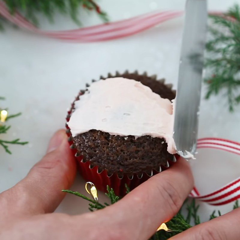 Step 6 Decorating the Santa Claus figure Santa Claus cupcake