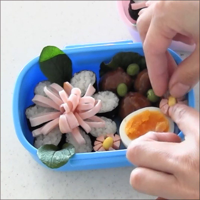 Step 5 Decorating the bento box Flower-shaped bento rice