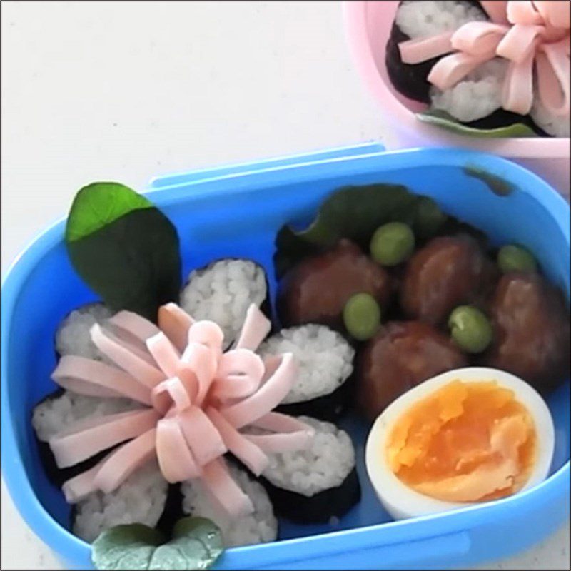 Step 5 Decorating the bento box Flower-shaped bento rice