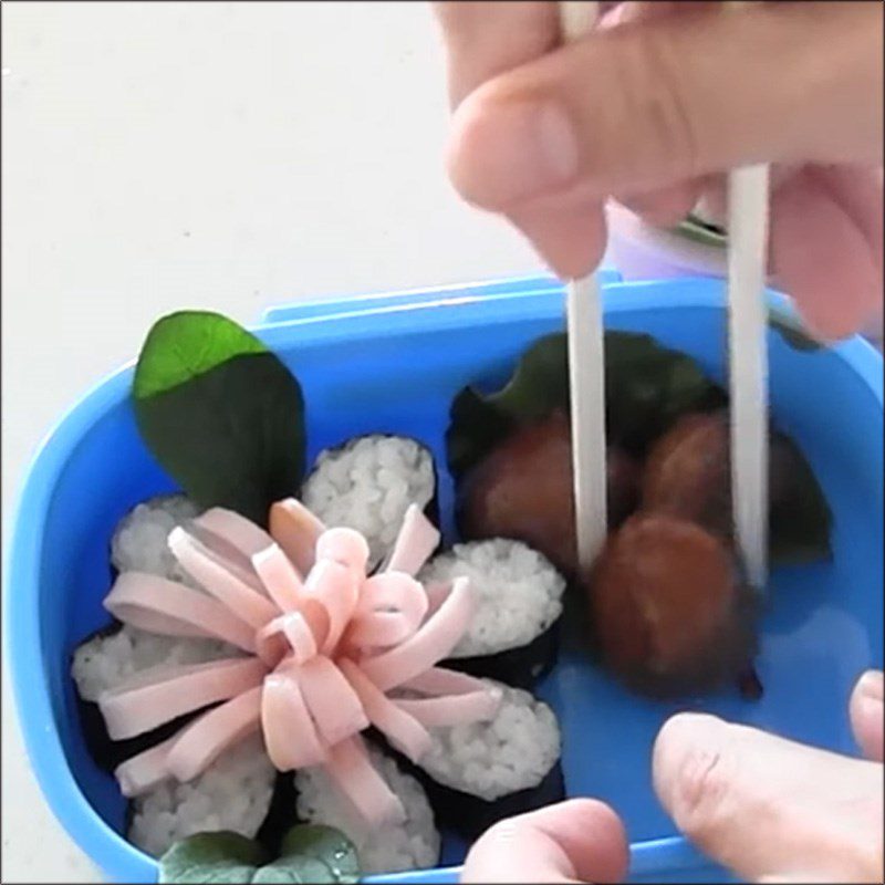 Step 5 Decorating the bento box Flower-shaped bento rice