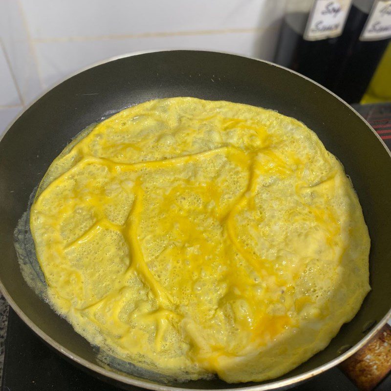 Step 1 Egg Omelette Thai-style Shrimp Paste Fried Rice (recipe shared by a user)