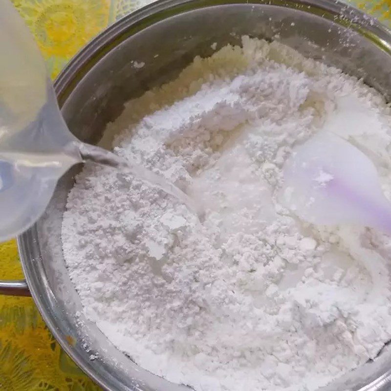 Step 3 Mixing the cake batter for fried black bean cake