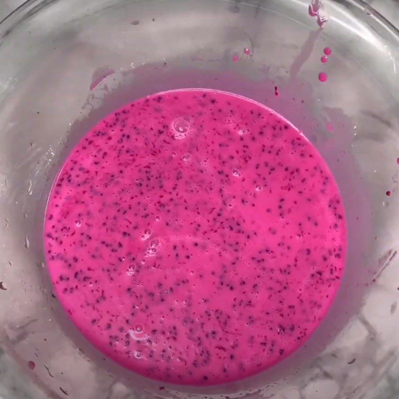 Step 2 Mix the dough for the dragon fruit bun filling