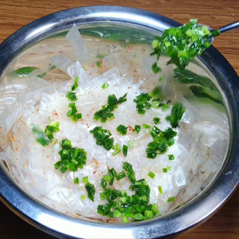 Step 3 Mixing rice paper with scallion oil and satay