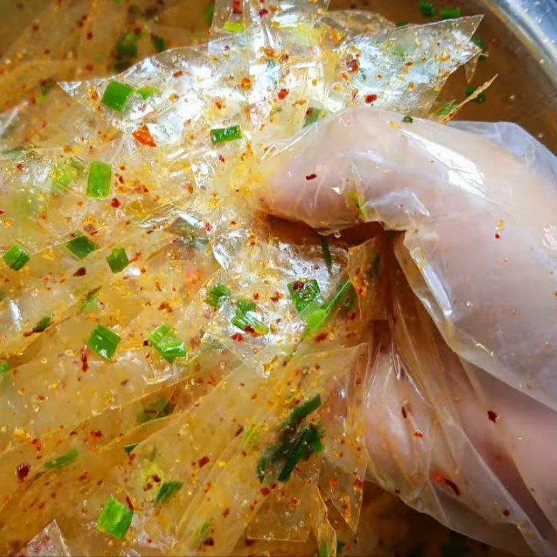 Step 3 Mixing rice paper with scallion oil and satay