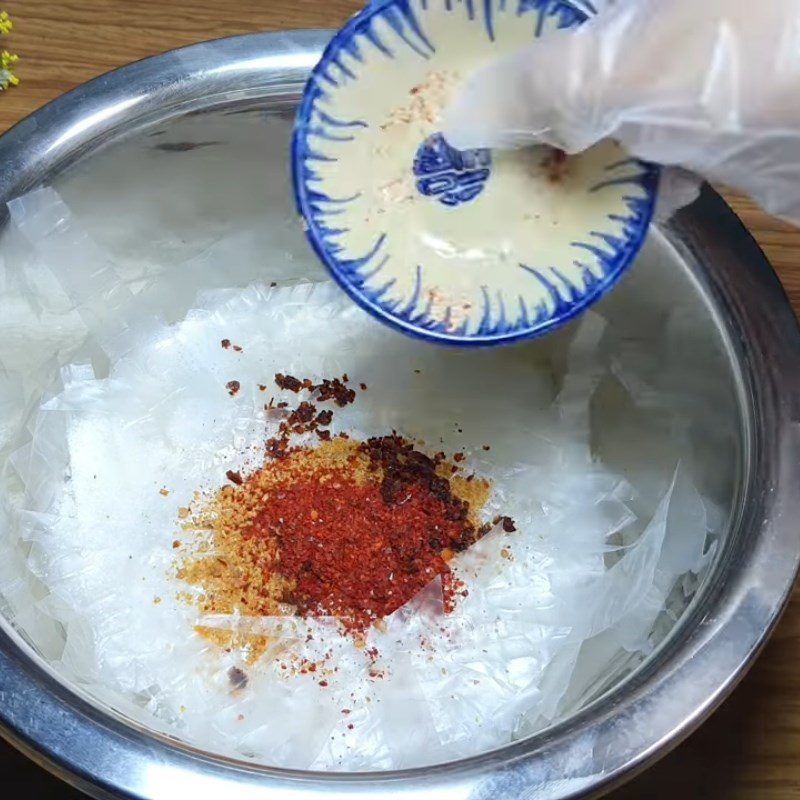 Step 3 Mix the rice paper for mixed rice paper with scallion oil and satay