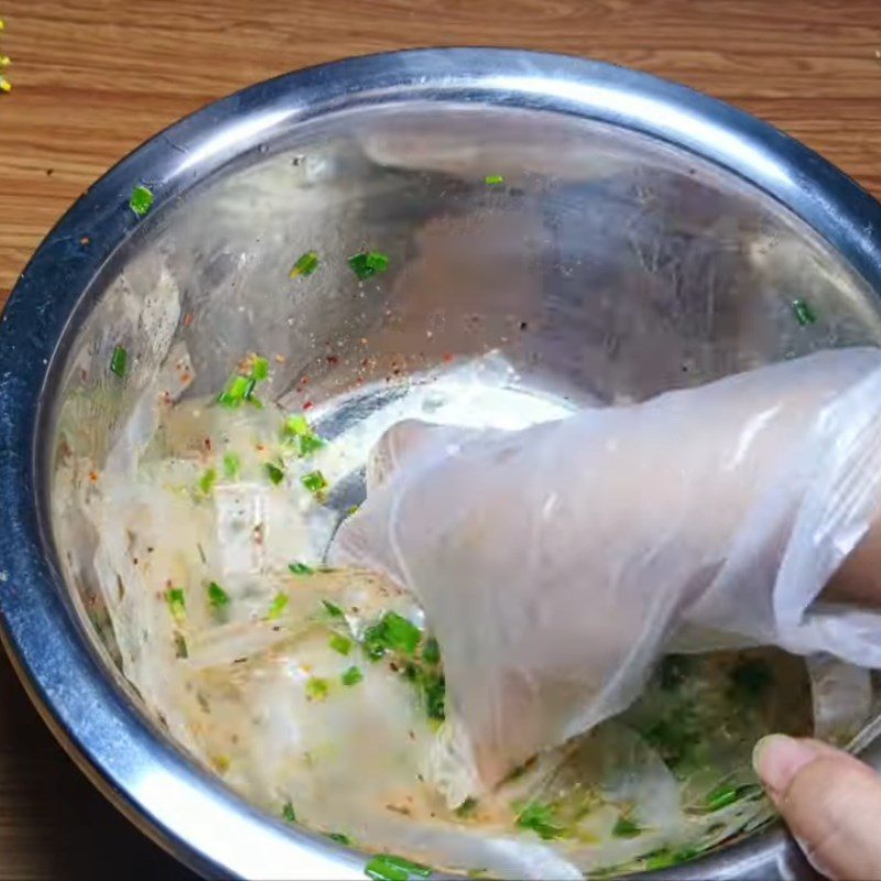 Step 3 Mixing rice paper with scallion oil and satay