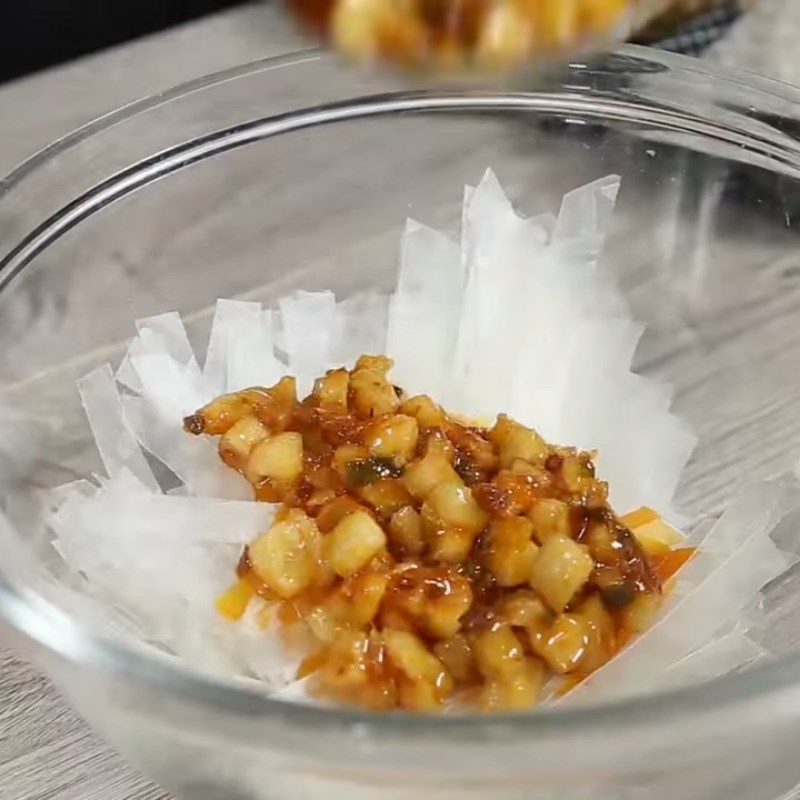 Step 5 Mixing rice paper Mixed rice paper with pork fat