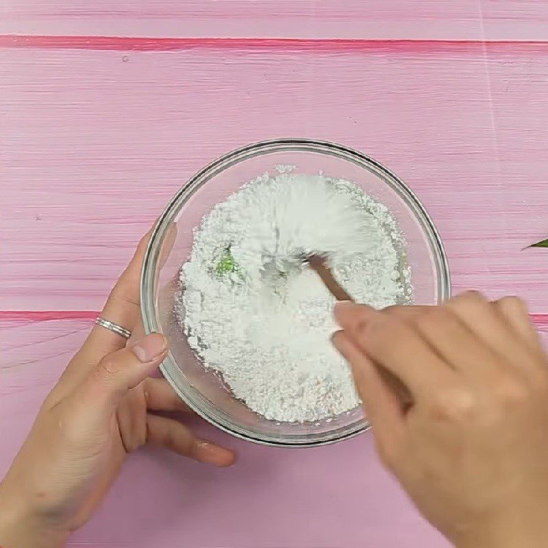 Step 1 Mix the dough for non-stuffed pandan rice dumplings