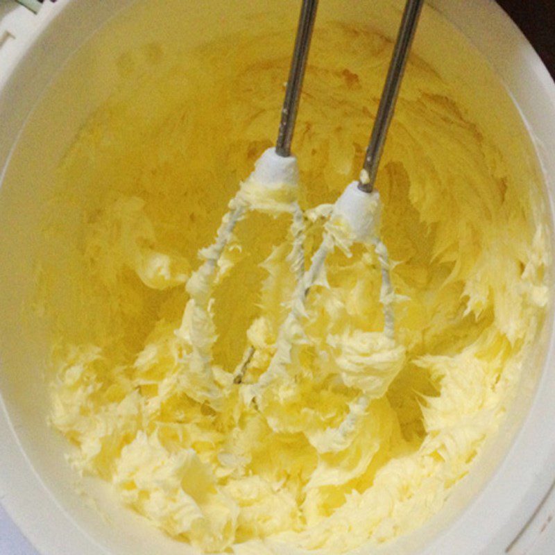 Step 1 Mixing the dough for Chocolate Cream Cake using a glass oven