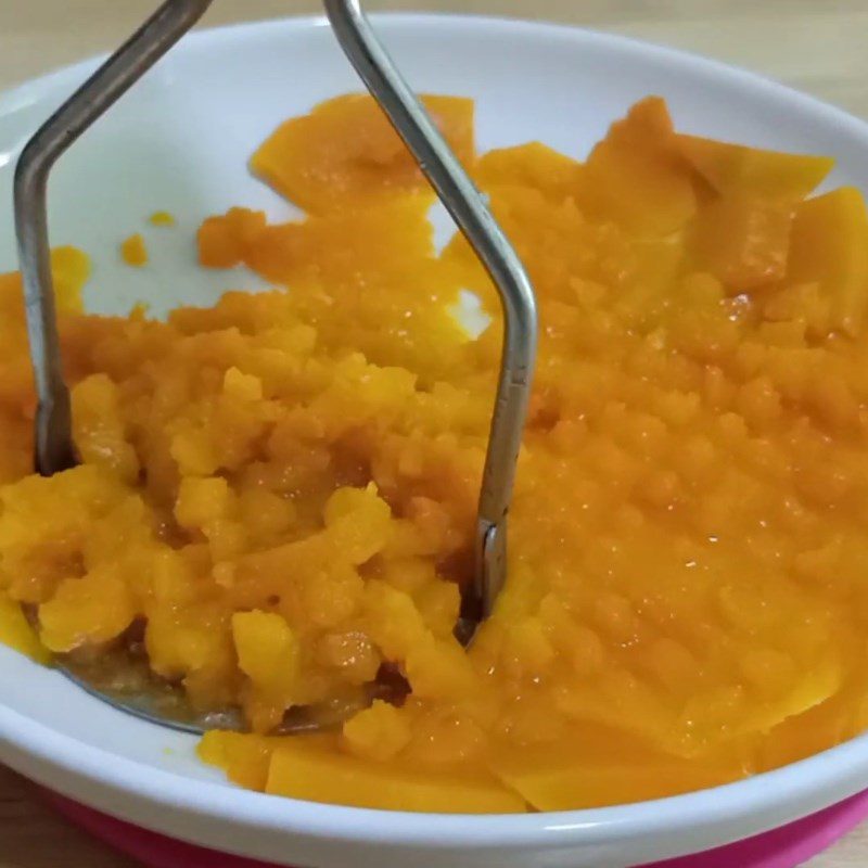 Step 2 Mix the dough for pumpkin floating rice cake