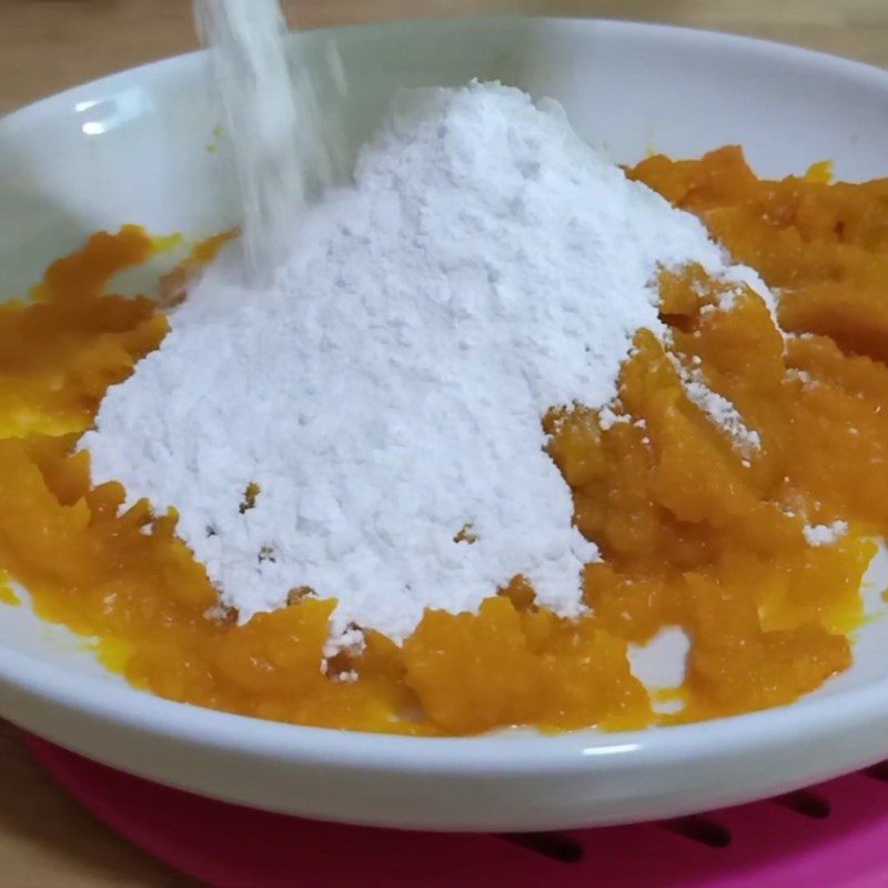 Step 2 Mix the dough for pumpkin floating rice cake