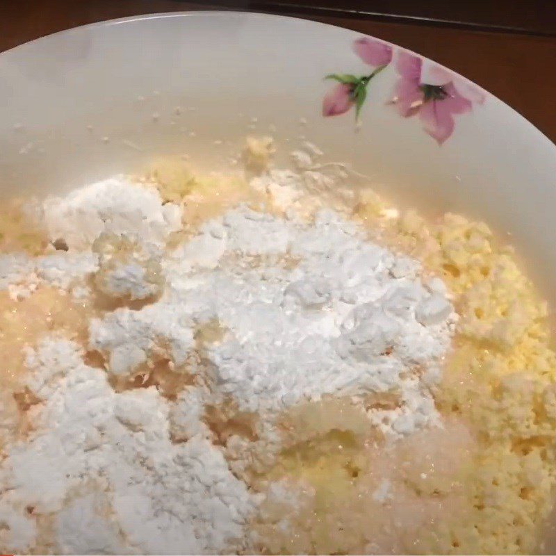 Step 2 Mix the dough for cassava dumplings