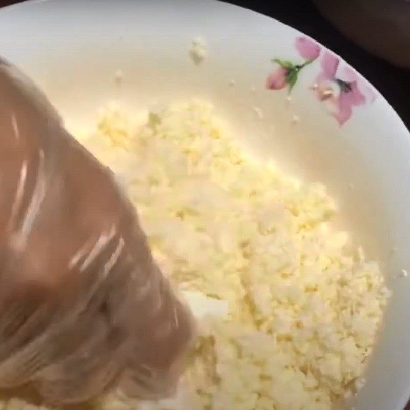 Step 2 Mix the dough for cassava dumplings