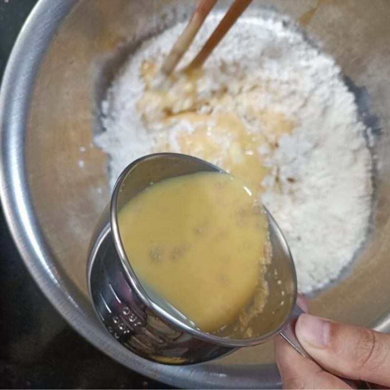 Step 1 Mixing the dough for Donut using a non-stick pan