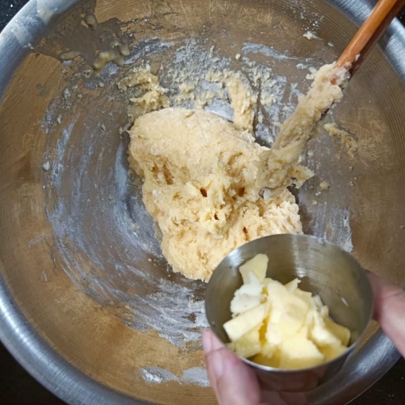 Step 1 Mixing the dough for Donut using a non-stick pan