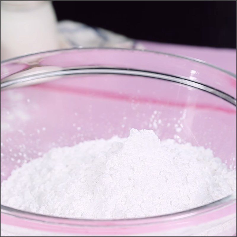 Step 1 Mixing the dough for Strawberry-flavored Tapioca Noodles