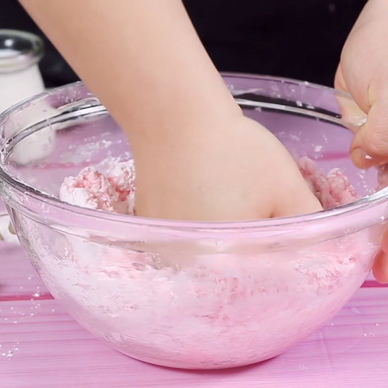 Step 1 Mixing the dough for Strawberry-flavored Tapioca Noodles