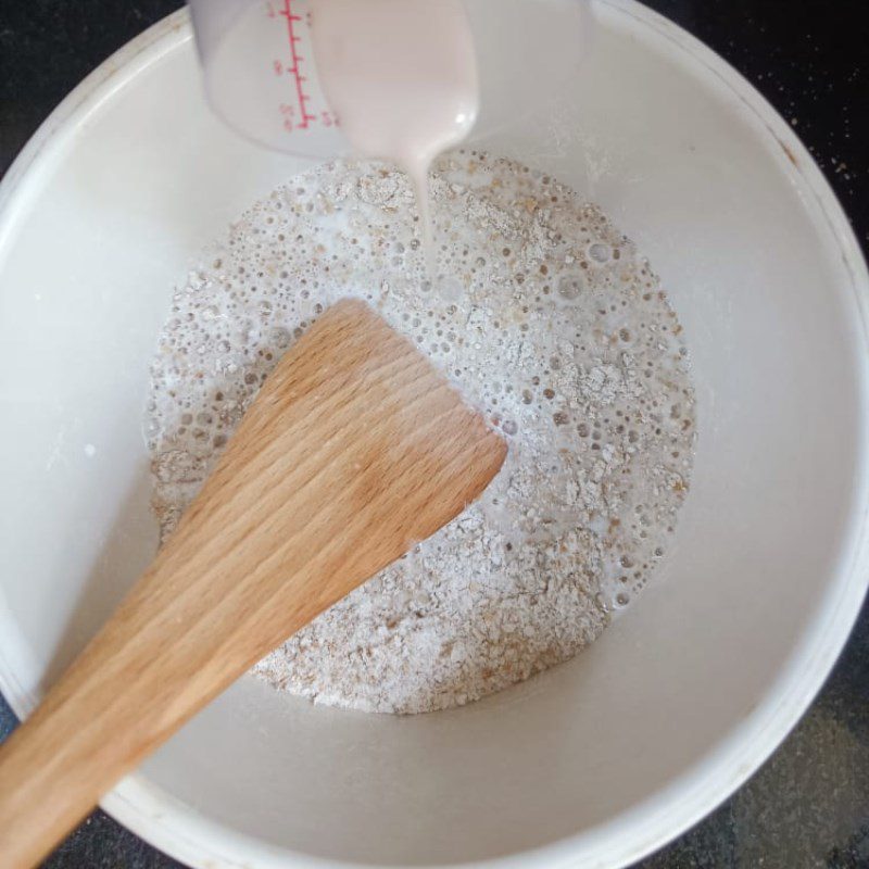 Step 1 Mix the dough for Whole Wheat Raisin Bread