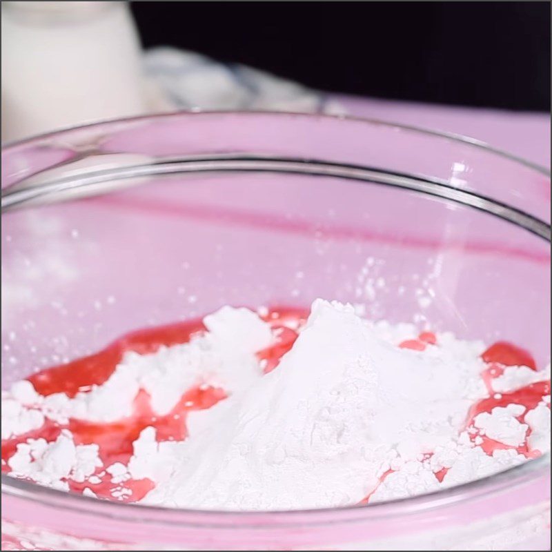 Step 1 Mixing the dough for Strawberry-flavored Tapioca Noodles