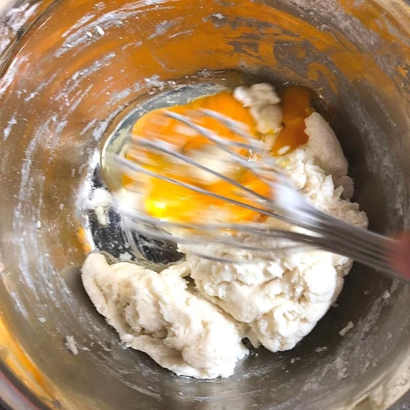 Step 2 Mix the dough for Korean black sesame bread (recipe shared by users)