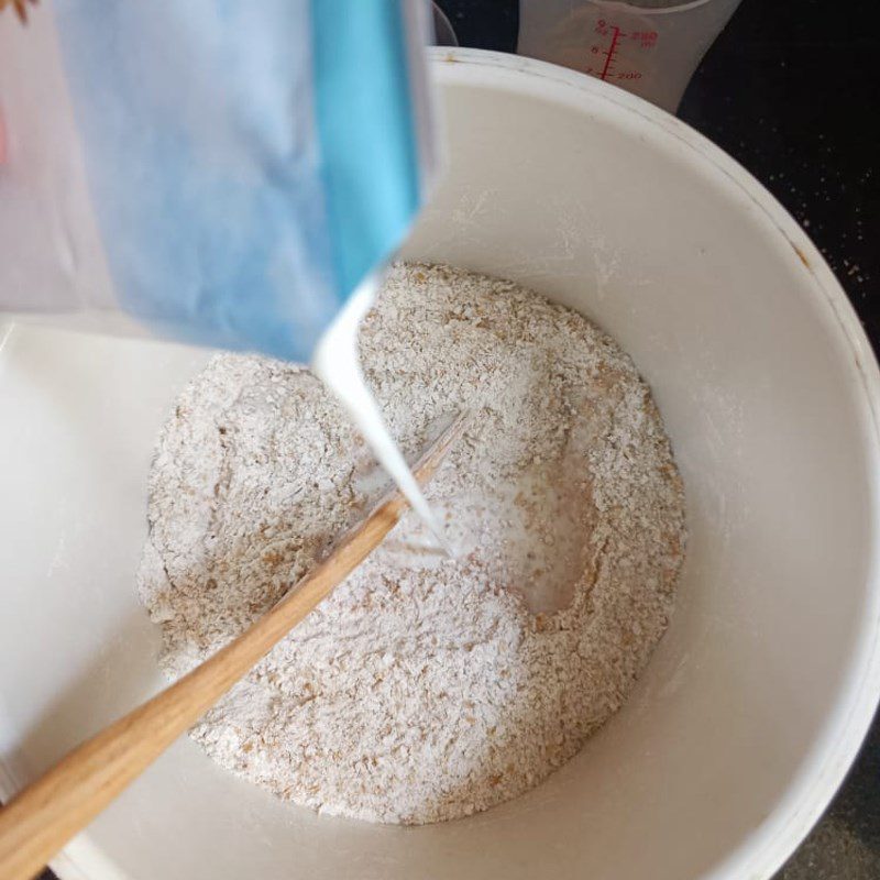 Step 1 Mix the dough for Whole Wheat Raisin Bread