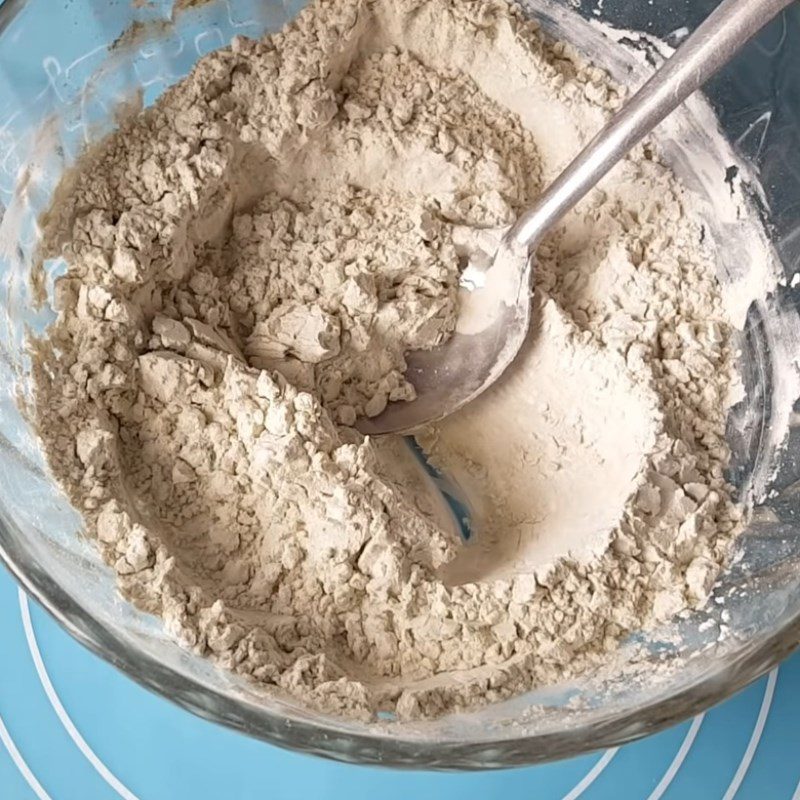 Step 1 Mix the flour for green tea tapioca pearls from tapioca flour