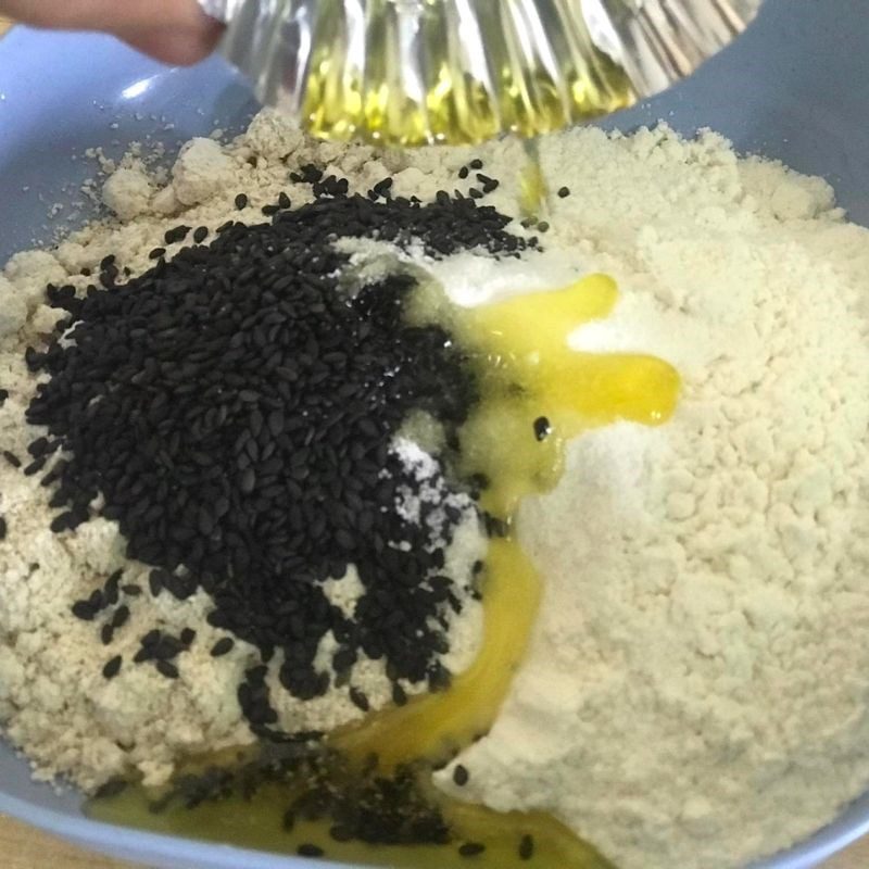 Step 1 Mix the Dough for Black Sesame Cake (Recipe Shared by Users)