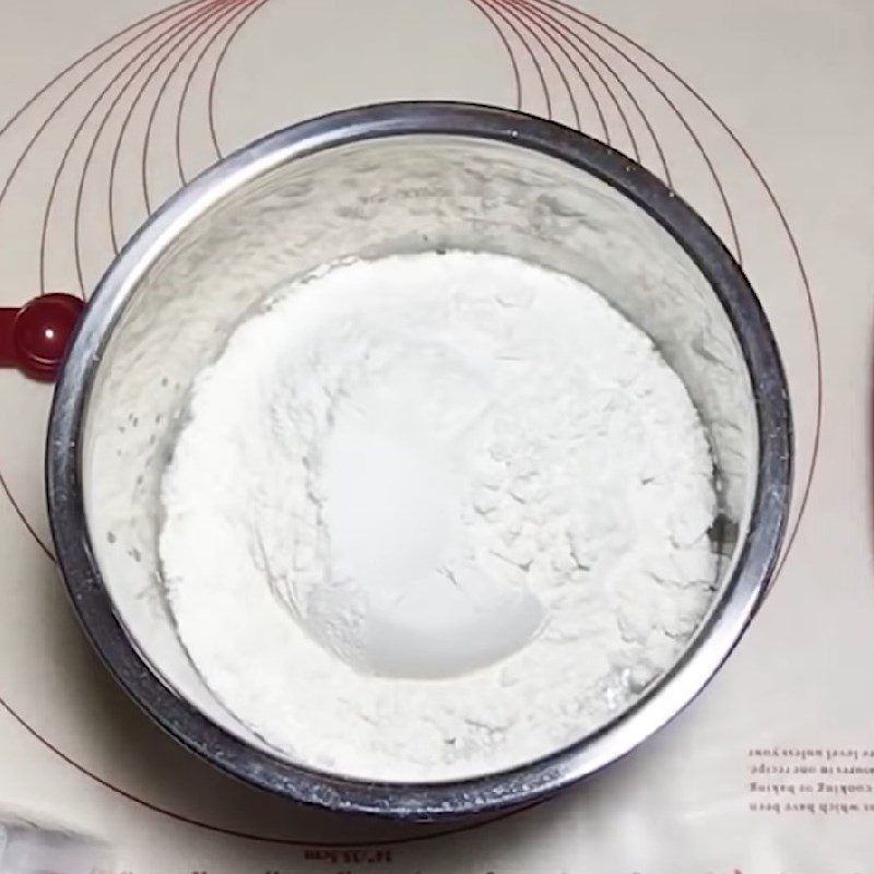 Step 2 Mix the dough for airy bread without kneading