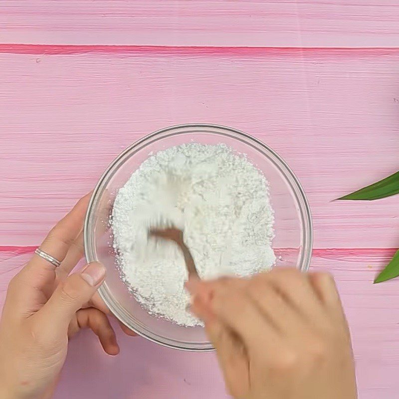 Step 1 Mix the dough for non-stuffed pandan rice dumplings