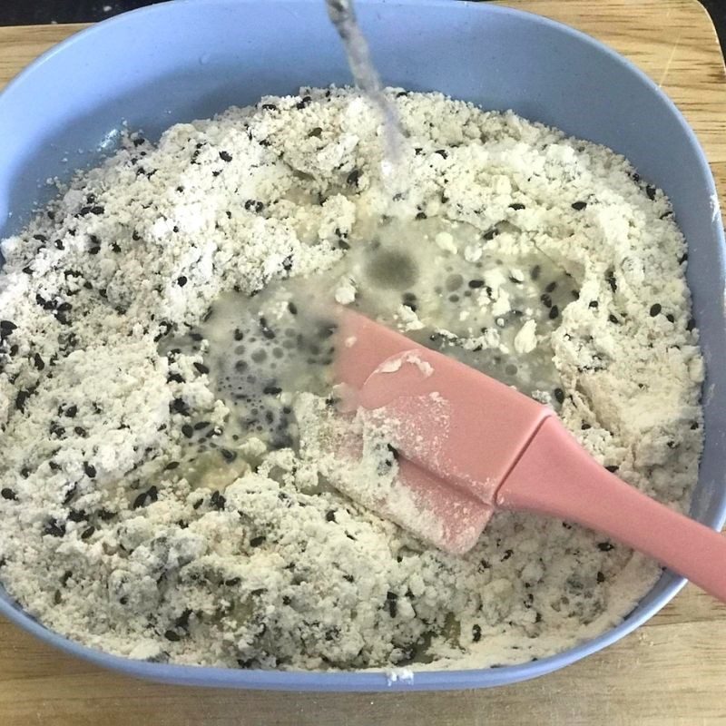 Step 1 Mix the Dough for Black Sesame Cake (Recipe Shared by Users)