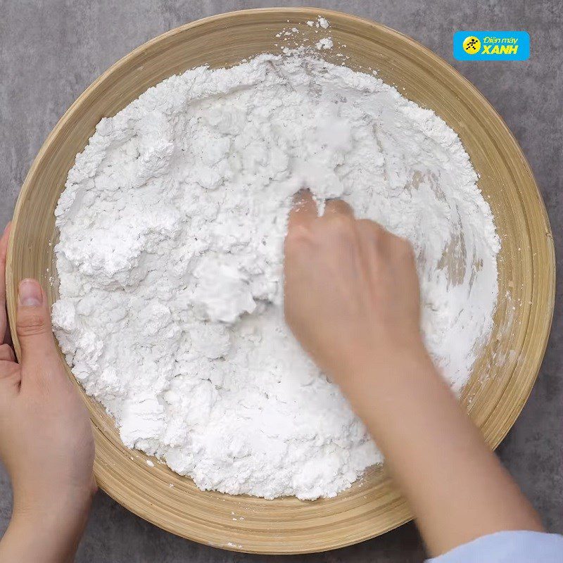 Step 2 Mixing the dough for colorful water-based cake