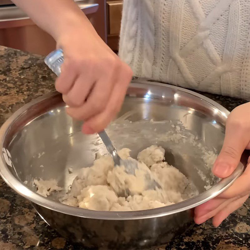 Step 3 Mixing the dough Mai flower cake with pineapple filling