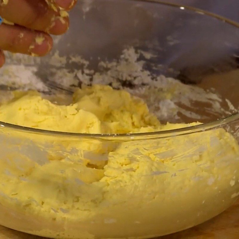 Step 2 Mix the cake dough for the jackfruit cake with coconut filling