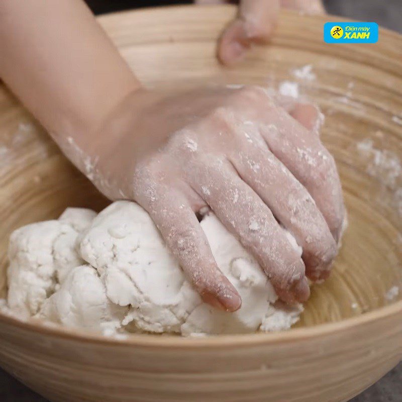 Step 2 Mixing the dough for colorful water-based cake