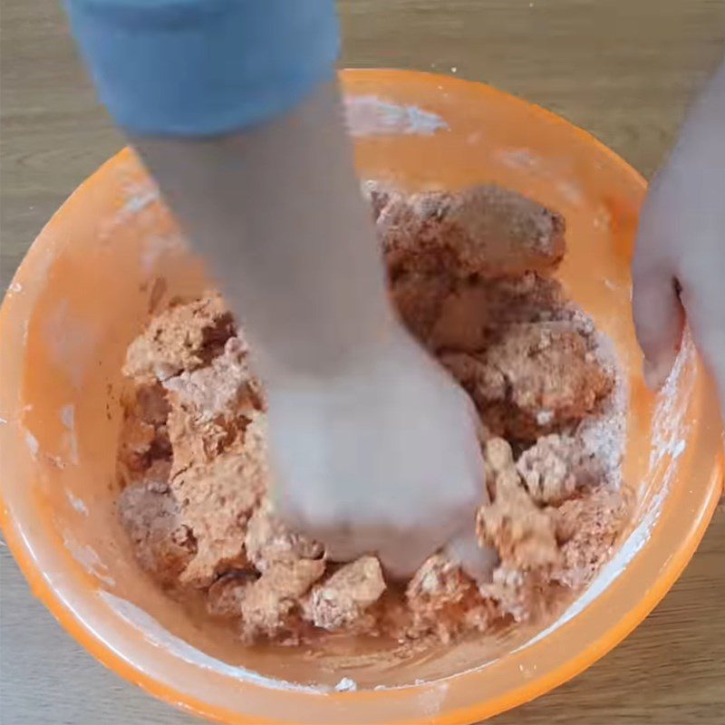 Step 2 Mix the cake batter for Gac and mung bean cake